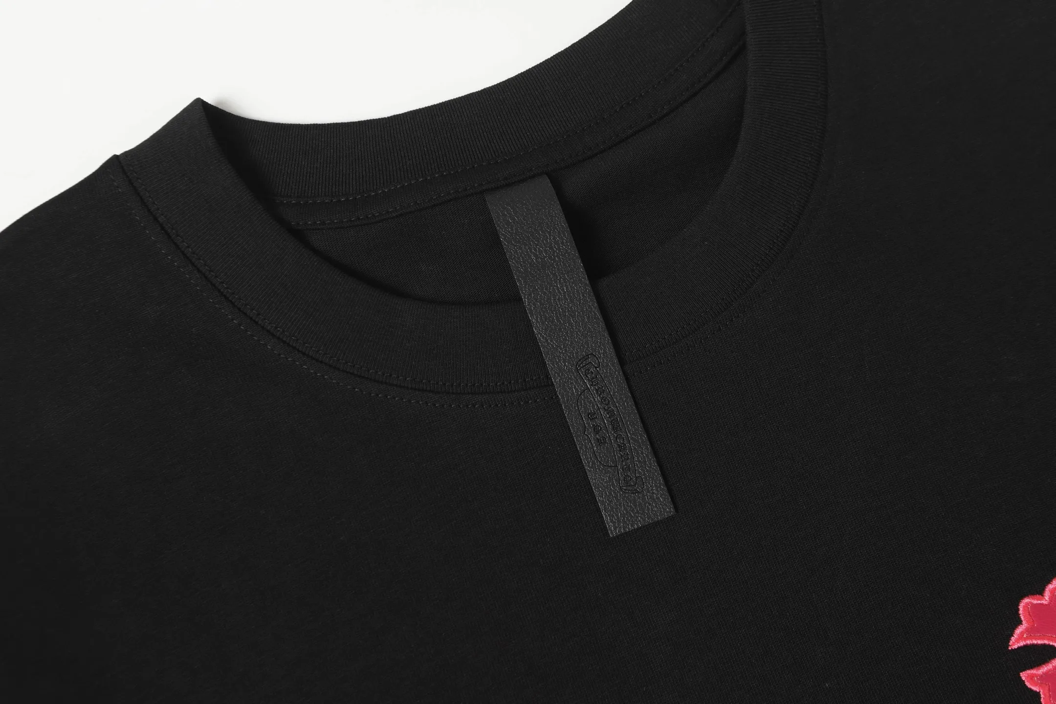 P190 Chrome Hearts CH Chrome Hearts Colorful Cross✝️Applied leather embroidered horseshoe short-sleeved T-shirt. Use imported Tajima machine embroidery. Correct configuration. Black 2025 Chrome Hearts authentic packaging. 280 grams of custom-dyed double yarn cotton. Large version. Loose and stylish. Different from lower versions, slim and long version, upper body and hips. 100% commitment: top quality. Not fast food. Highest version on the market. Top quality - different from ordinary versions on the market. If you care about quality. You must also respect the price. Absolutely zero after-sales service. The return rate so far is 0. It’s hard not to love the style. - 280g custom-dyed double yarn fabric. - Correct high-density main mark, washed tag, hand-sewn.